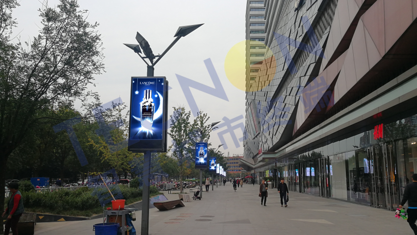 萬(wàn)達(dá)廣場(chǎng)安裝的LED燈桿屏3.png
