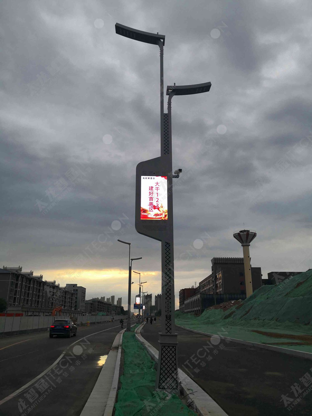 智能LED燈桿屏在西安胡家莊落地！